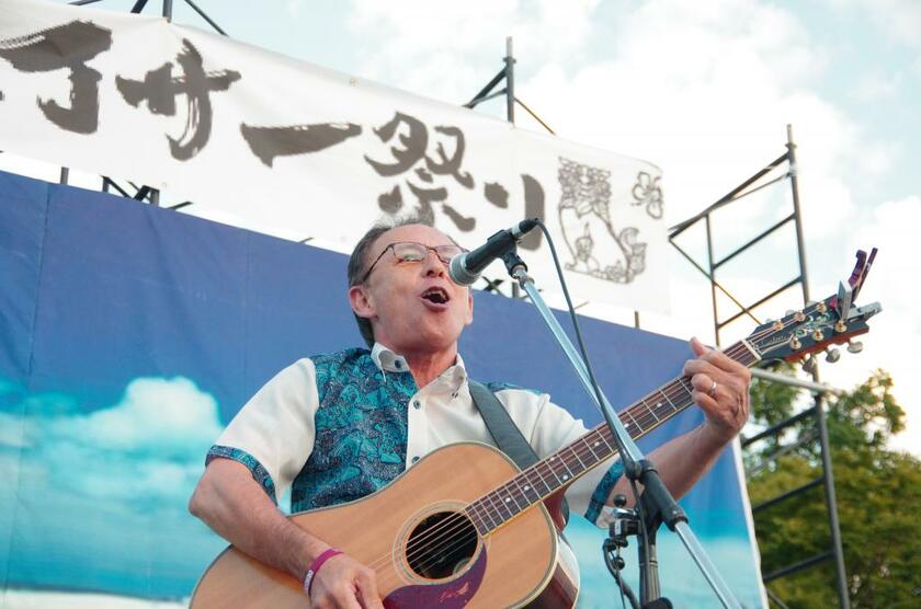 大阪のキャラバン終了後、玉城デニー知事はエイサー祭り会場に飛び入り参加し、「スタンド・バイ・ミー」などを弾き語りで披露した（写真：沖縄県提供）