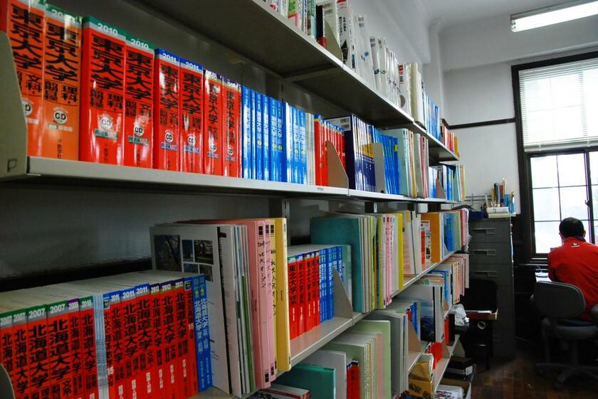 長野県の県立高校の進路指導室には入試の過去問題集「赤本」などが並んでいた。国立大2次試験に向けての対策も必須　（ｃ）朝日新聞社