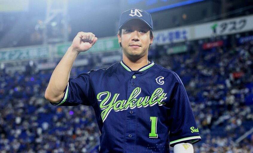7月30日に球団新記録となる305本塁打を放ち、試合後に撮影に応じるヤクルト・山田(日刊スポーツ)