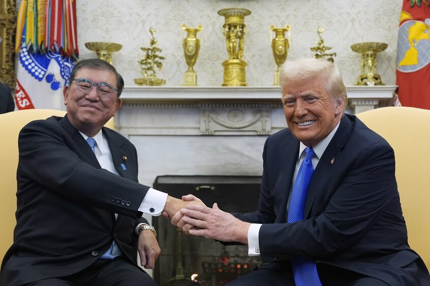 トランプ米大統領(右)と初めて会談した石破茂首相=2025年2月7日(写真:AP/アフロ)