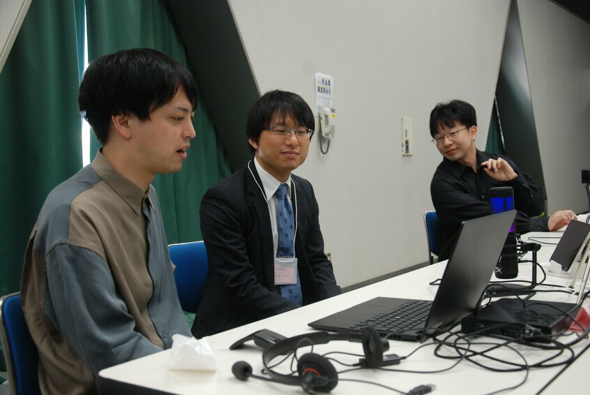 谷合廣紀四段(右)。「よしもと将棋芸人 関東将棋ブ!」の特別顧問も務める=2024年5月4日、神奈川県川崎市(写真:松本博文)