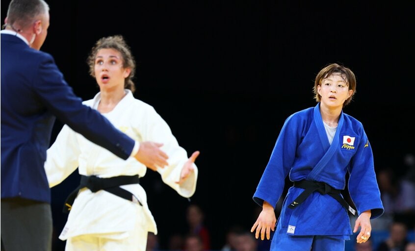 角田夏実(右)との準決勝で反則負けとなり、抗議するバブルファト(YUTAKA/アフロスポーツ)