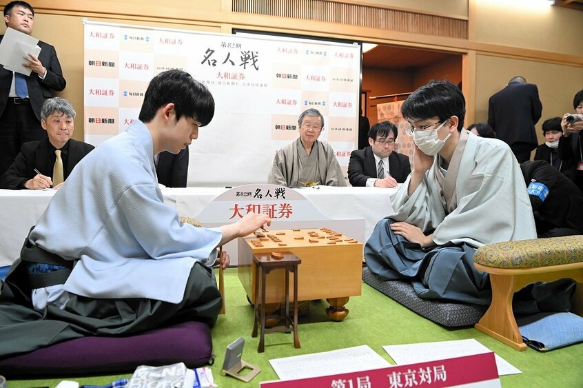 感想戦で第1局を振り返る藤井聡太名人(左)と挑戦者の豊島将之九段=2024年4月11日、東京都文京区「ホテル椿山荘東京」