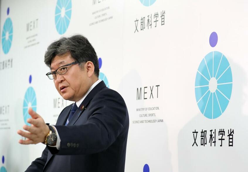 会見する萩生田光一文部科学相/12月17日(c)朝日新聞社