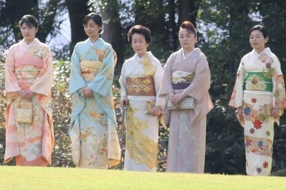 写真・図版（1枚目）| 【秋の園遊会】瑶子さま「金髪ピンク