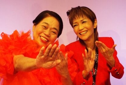 今くるよさん(左)と笑顔の今いくよさん=2014年12月 (c)朝日新聞社 @@写禁