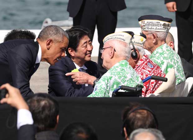 真珠湾攻撃を経験した元米兵にオバマ米大統領(左端)とともに声をかける安倍晋三首相=12月27日午後、米ハワイ・真珠湾のキロ埠頭(ふとう) (c)朝日新聞社