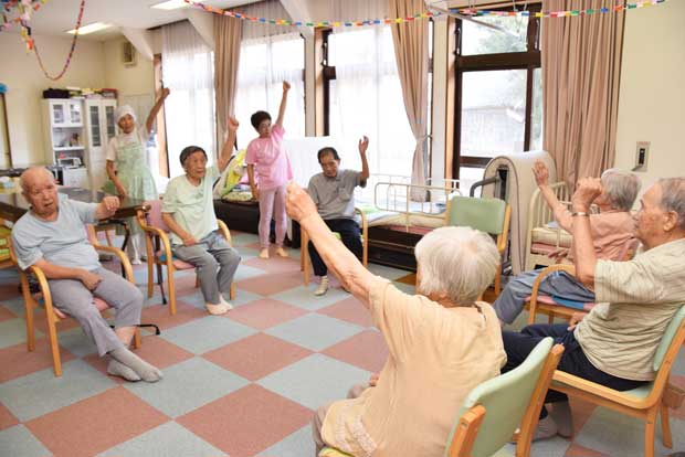 高齢者施設に移るか、自宅で介護を受けるか。あなたはどうしますか（写真はイメージ）（ｃ）朝日新聞社