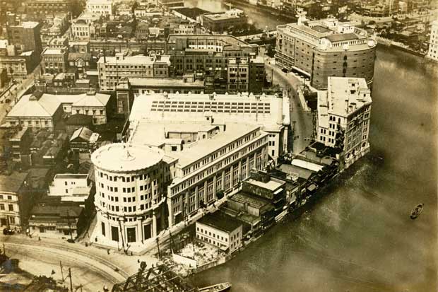 １９３１年竣工の旧東京証券取引所。奥が三角形状の市場館（取引所）で、手前がドーム状の本館（業務棟）。８８年に現在の建物に改築された（写真：東京証券取引所提供）