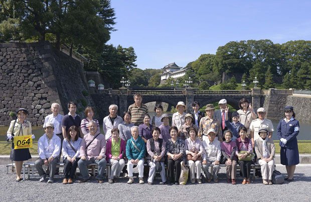 記念写真の「定番スポット」二重橋前では、みんなで記念撮影（撮影／門間新弥）