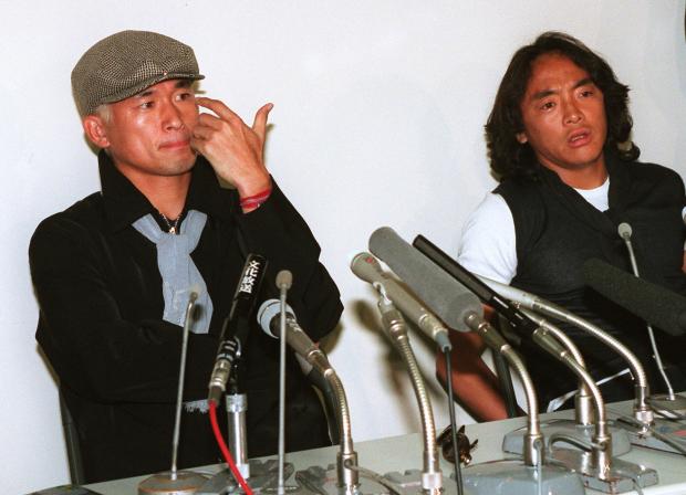 ５０歳を過ぎても現役でプレーする三浦知良（写真左）にあこがれる選手は多い＝１９９８年、成田空港　（ｃ）朝日新聞社