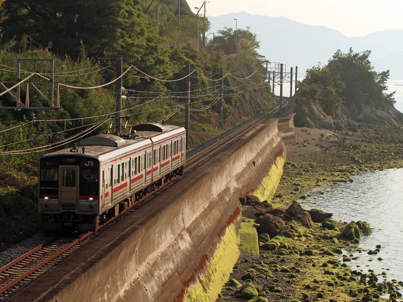 高松から松山まで、電化区間のほとんどを走破する予讃線の長距離鈍行列車。海を望める車窓も人気（撮影／北村 光）