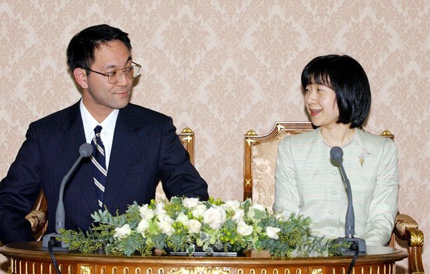 ２００４年、婚約が内定し、記者会見で見つめ合う紀宮さま（当時）と黒田慶樹さん（代表撮影）