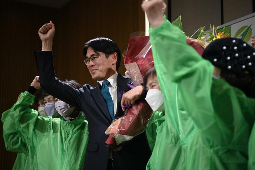 奈良県知事選の勝利に喜ぶ維新公認の山下真氏