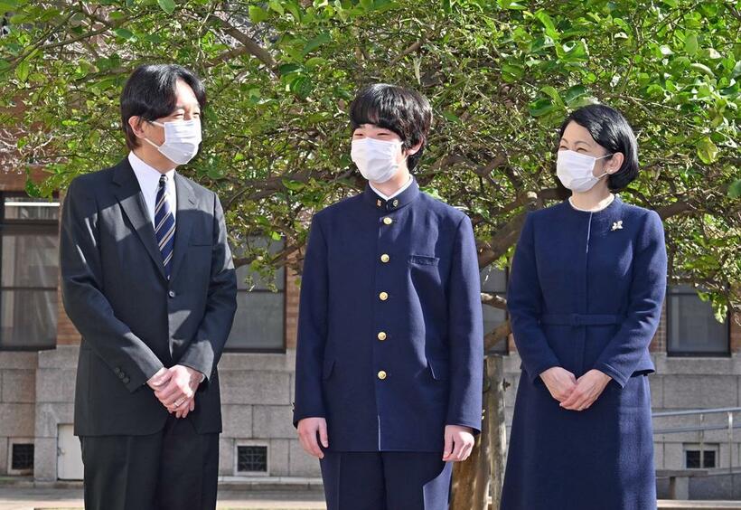 お茶の水女子大学付属中学校の卒業式での秋篠宮ご夫妻と悠仁さま