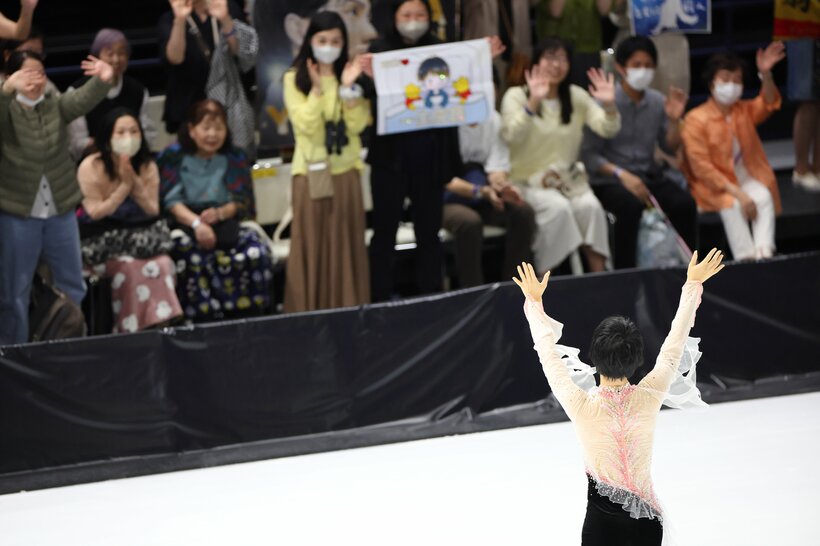 羽生はすべての観客に目を向けるかのように方々に視線を変えつつ丁寧に手を振り続けた（撮影：写真映像部・松永卓也）