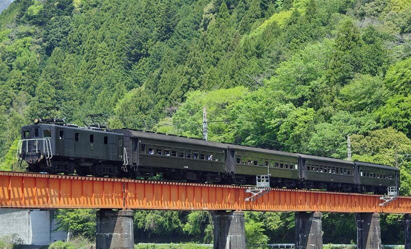 E10形電気機関車が旧型客車をけん引して走る（提供／大井川鐵道）