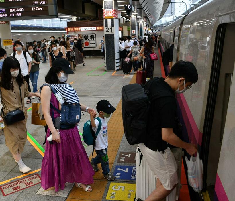 7月22日から政府のGoToトラベルキャンペーンが始まった。東京居住者や若者、高齢者の団体は対象外とされているが、23日の東京駅には旅行客の姿も目立った　（ｃ）朝日新聞社