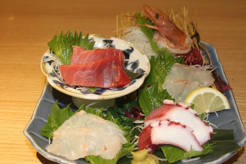 「本日の刺身盛り合わせ」。その日のうちに水揚げされた海鮮を使っているという。味が濃厚だった。