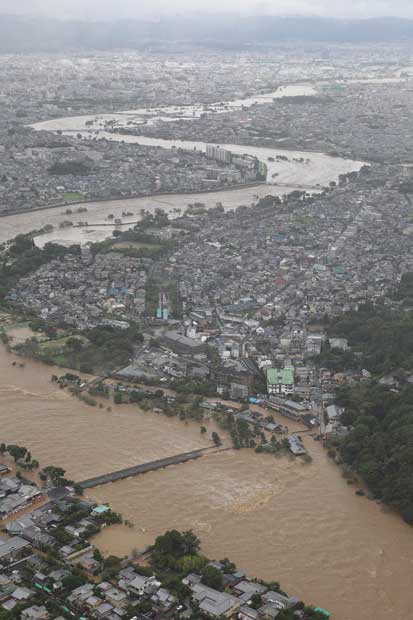 濁流屈せず渡月橋　（c）朝日新聞社　＠＠写禁
