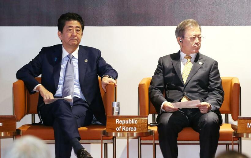 安倍首相と韓国の文在寅大統領　（ｃ）朝日新聞社
