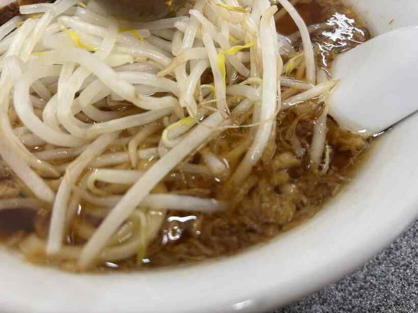 濃いめの醤油に揚げネギの香ばしさ。台湾の赤タマネギがおいしい（筆者撮影）