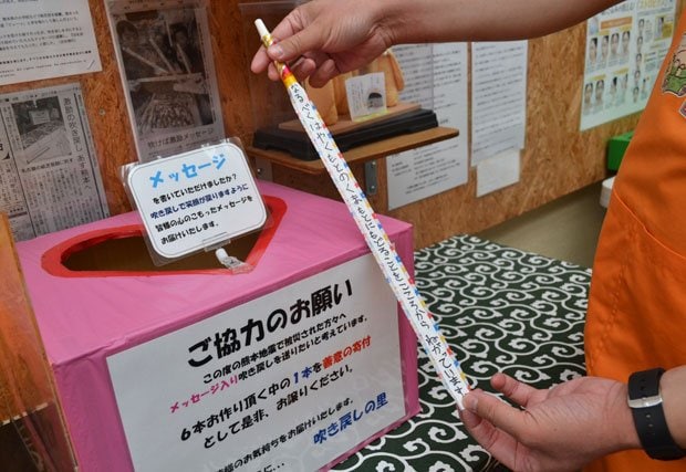 熊本地震の被災者へ、メッセージ入りの吹き戻しを送る取り組みを続けている