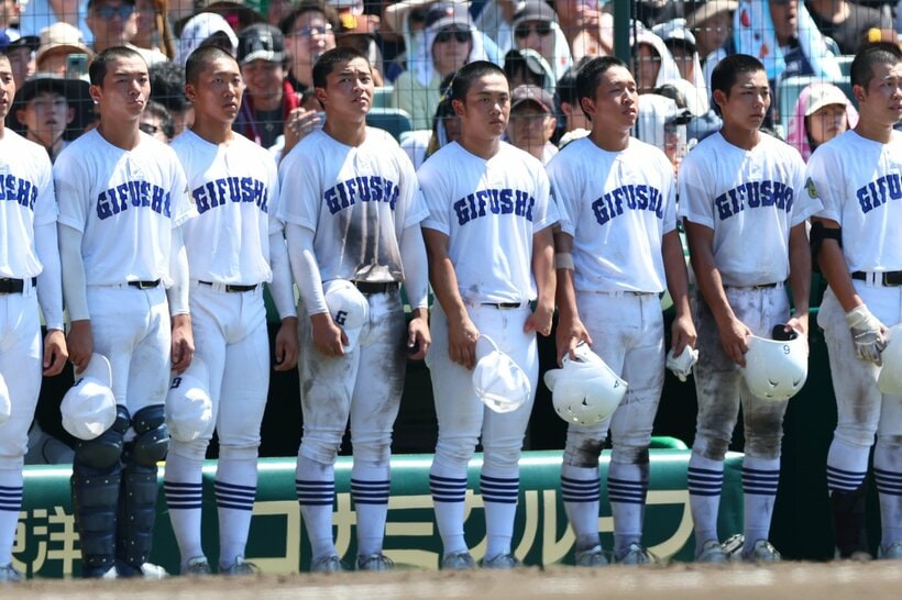 準決勝の試合終了後にベンチ前に整列する県岐阜商ナイン。横山（中央）の目に涙はなかった（撮影／写真映像部・松永卓也）