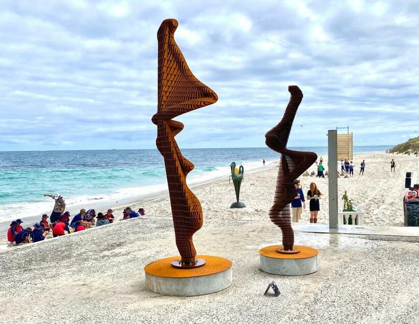 パースでは毎年恒例のビーチをギャラリーにしたアート展「スカルプチャー・バイ・ザ・シー」が開催されています（写真：本人提供）