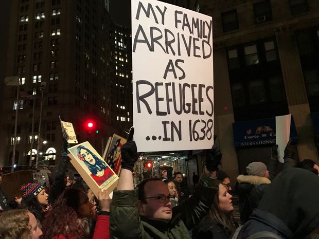 ニューヨークでの抗議デモの様子。「先祖は１６３８年に移民として来た」（撮影／津山恵子）