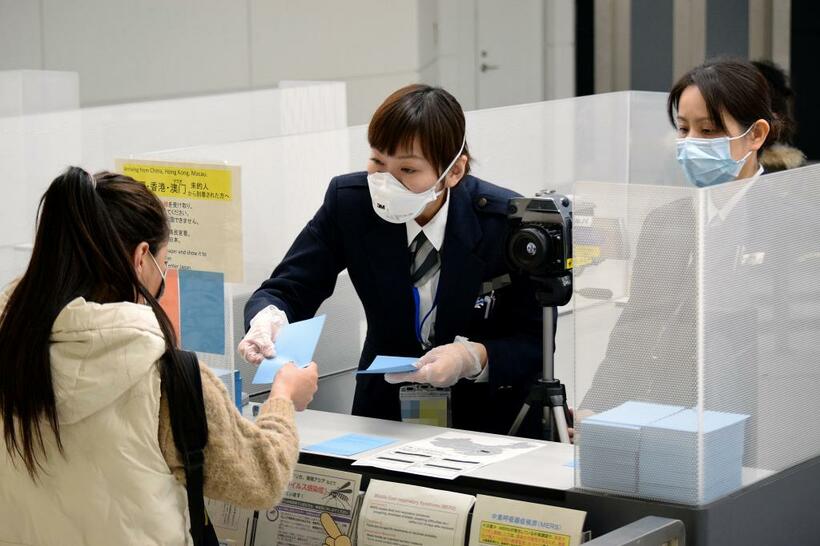 中国などからの到着客をチェックする担当者＝2月1日、成田空港 (c)朝日新聞社