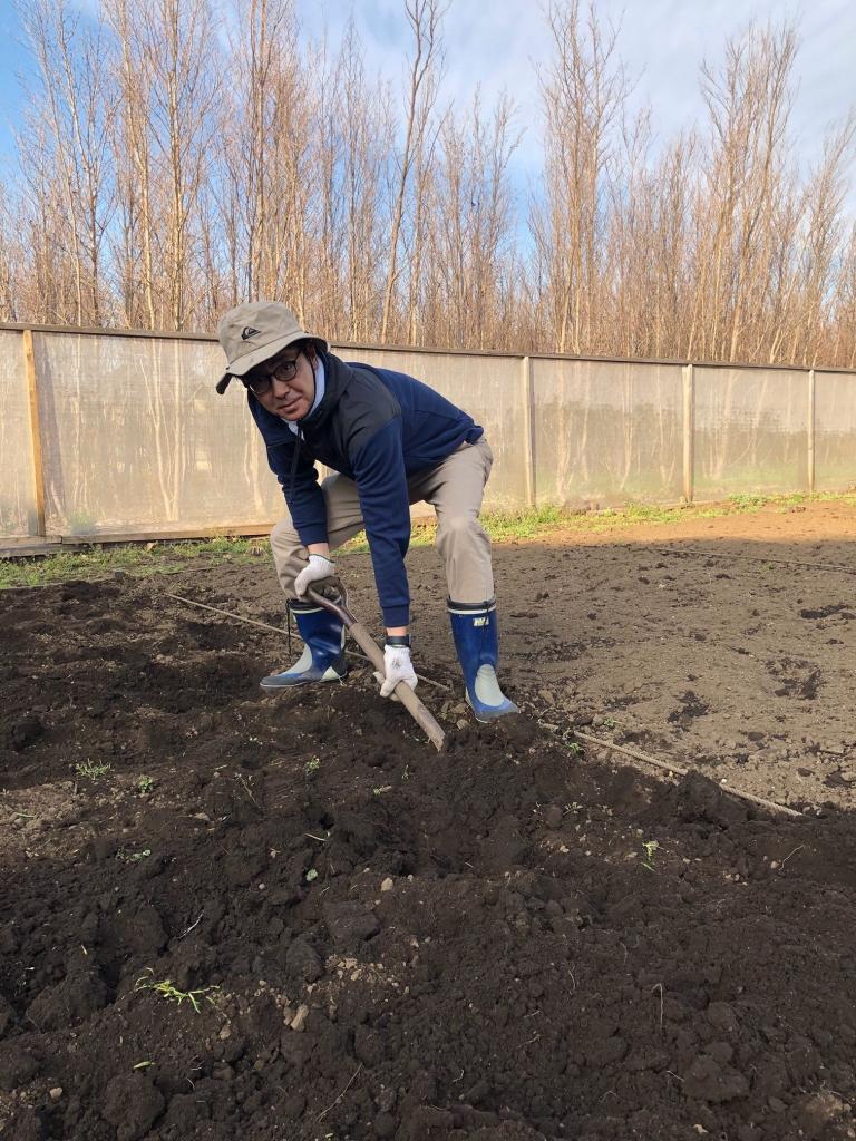 おいしい野菜づくりは種を埋める前の土の手入れから始まります／今春、区民農園で