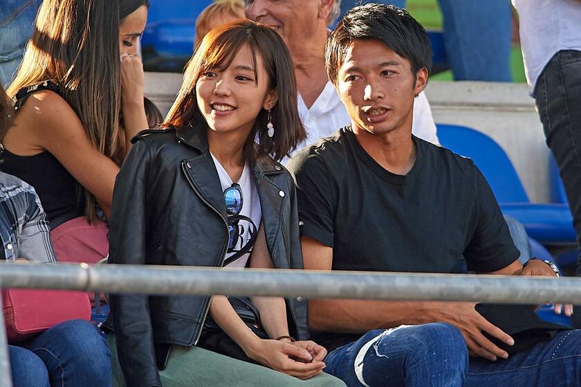 柴崎岳（写真右）と妻の真野恵里菜(Ｃ)GettyImages