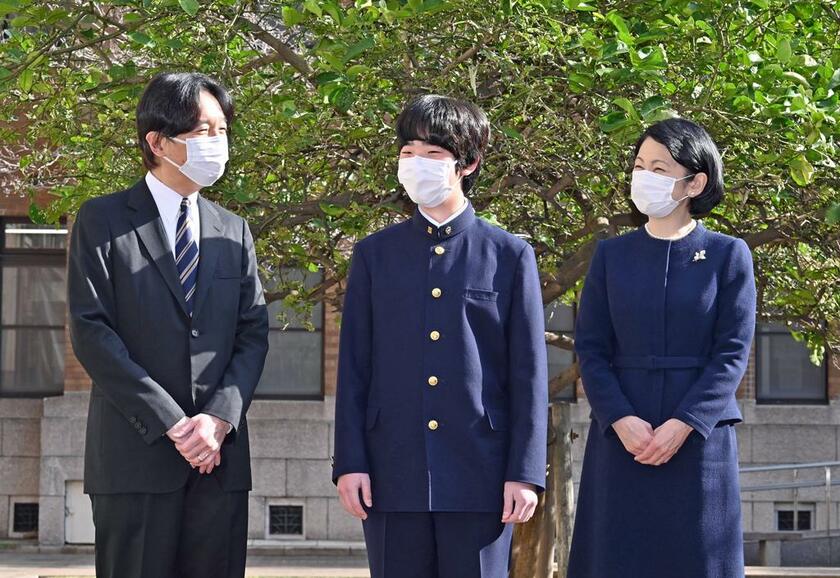 お茶の水女子大学付属中学校の卒業式での秋篠宮ご夫妻と悠仁さま