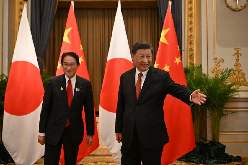 岸田文雄首相は11月17日、中国の習近平国家主席と初めて対面で会談し、記者団に「率直で突っ込んだ議論ができた」と述べた／バンコク