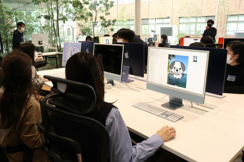 近畿大学情報学部のオープンキャンパスでは、高校生と保護者がアップル社認定の教育トレーニングセンターでプログラミングを体験した（photo　編集部・井上有紀子）