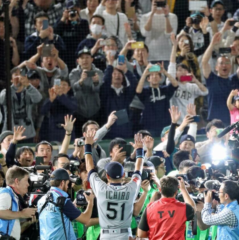 現役最後の試合となったアスレチックス戦後、深夜まで試合終了を待った多くのファンがイチローに感謝の声援を送った＝３月２１日、東京ドーム　（ｃ）朝日新聞社
