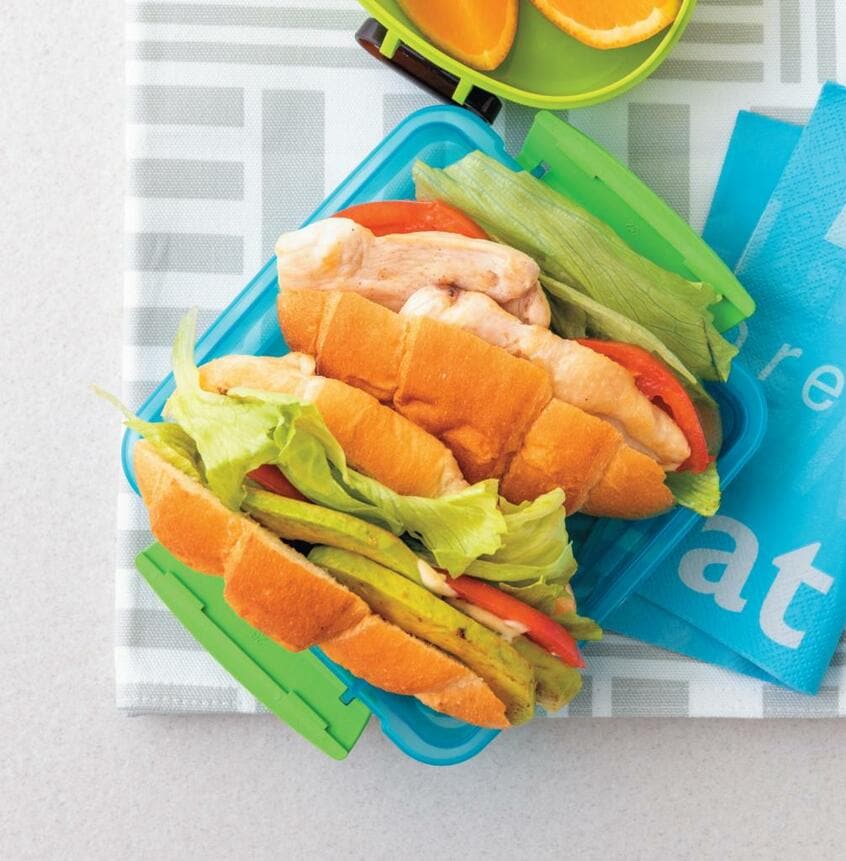 サンドイッチなら主菜となる炭水化物と肉や魚、野菜を一度に摂ることができる。おにぎりの具材も工夫次第