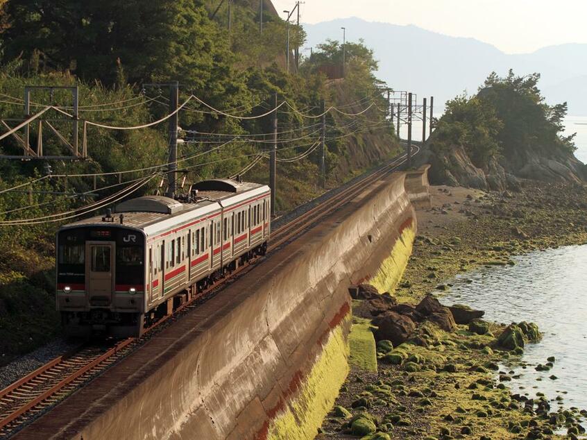 高松から松山まで、電化区間のほとんどを走破する予讃線の長距離鈍行列車。海を望める車窓も人気(撮影/北村 光)