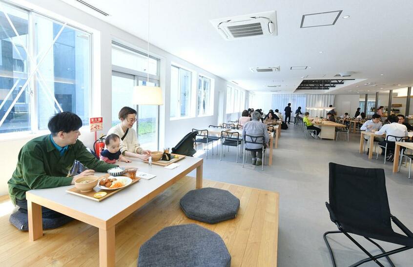 学外の人も利用ができ、小上がり席は子ども連れに人気。詳細は食堂コマニHP http://shokudo-komani.com(撮影/門間新弥)
