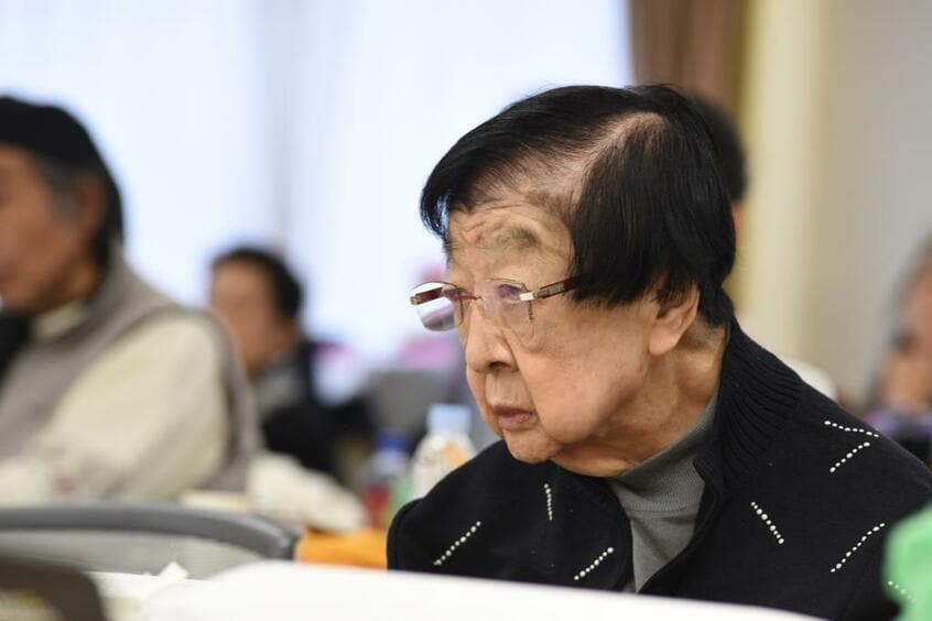 真剣な表情で稽古を見守る石井ふく子さん=撮影・高鍬真之.