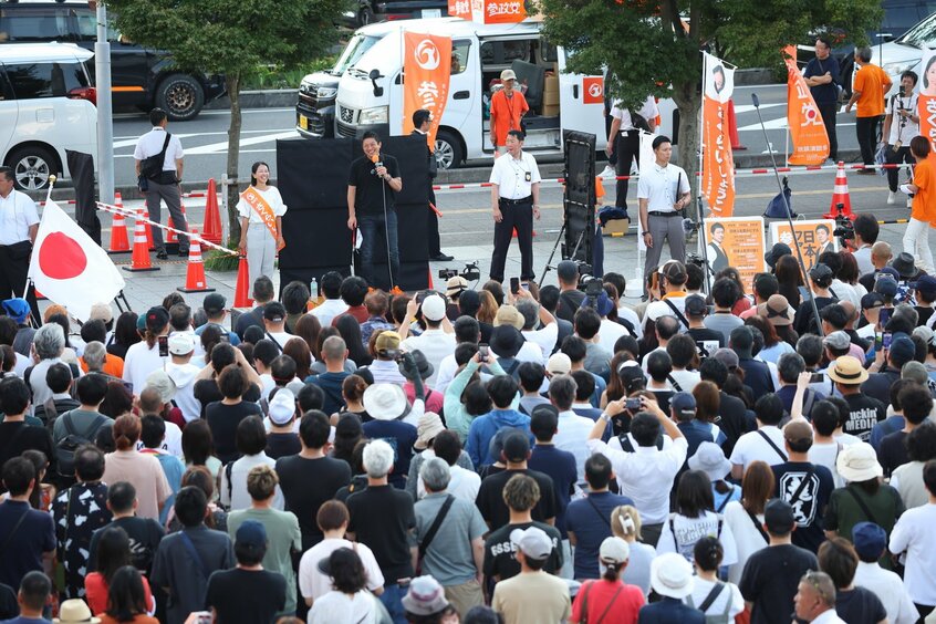 参政党の神谷代表の演説を聞く聴衆。日の丸を旗を掲げている人の姿も（撮影/写真映像部・松永卓也）