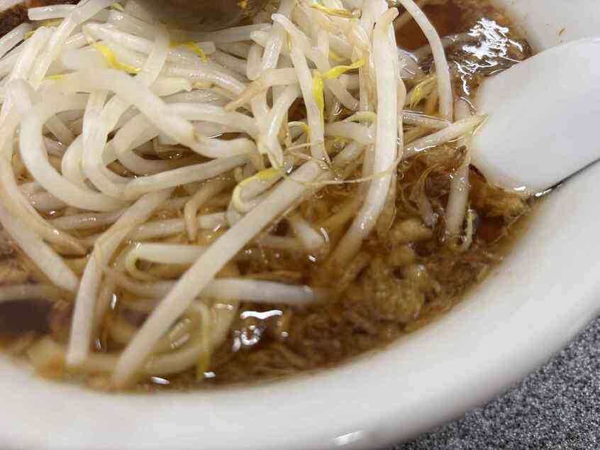 濃いめの醤油に揚げネギの香ばしさ。台湾の赤タマネギがおいしい(筆者撮影)