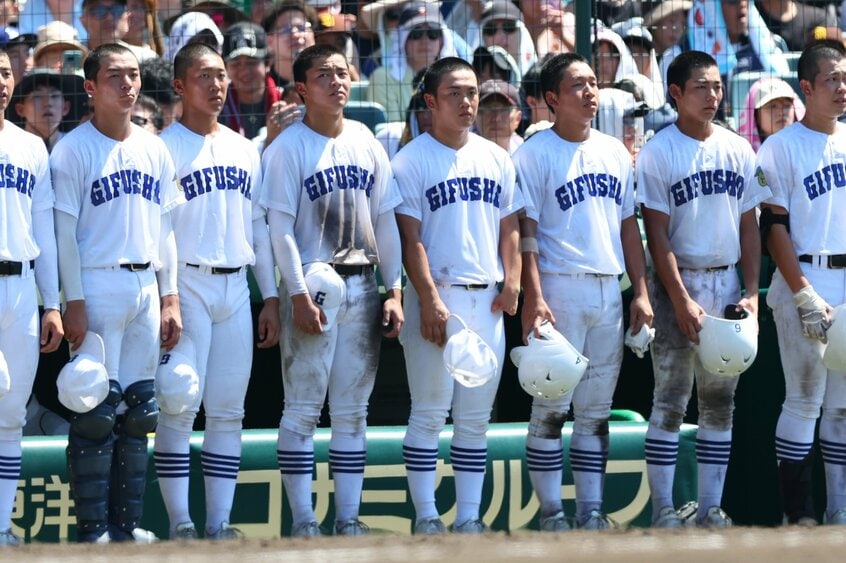 準決勝の試合終了後にベンチ前に整列する県岐阜商ナイン。横山(中央)の目に涙はなかった(撮影/写真映像部・松永卓也)
