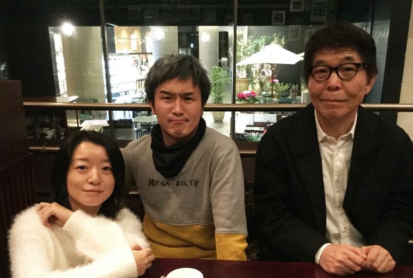 “公開自殺会議”を開いた左から岡映里さん、弓指寛治さん、末井昭さん