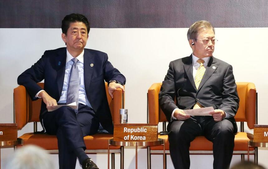 日本の安倍晋三首相と韓国の文在寅大統領　（ｃ）朝日新聞社