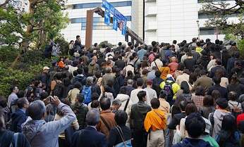両陛下の即位パレード 手荷物検査は長蛇の列、入場規制で見れなかった人が続出