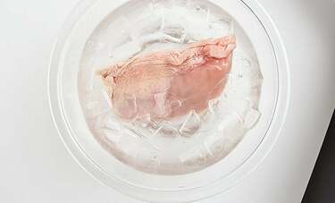 肉の冷凍保存で物価高に負けない　長持ちテクは「氷水にくぐらせてラップに包み冷凍」