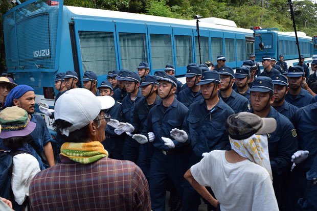 機動隊と市民のせめぎ合いが続く沖縄・高江周辺。道路封鎖などが続き、近隣住民からは生活への影響を訴える声も出ている　（ｃ）朝日新聞社