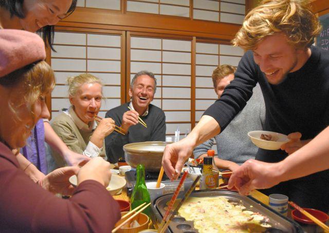 たこ焼きパーティーを楽しむ外国人観光客ら。おいしいと外国人にも評判だ （c）朝日新聞社